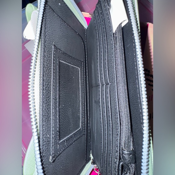 Betsey Johnson Wristlet NEW in Box with tag Zip Around Wallet Sage Green Big Bow - Picture 6 of 6